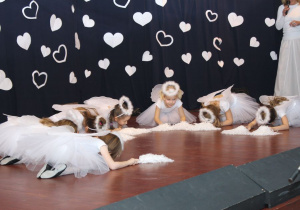Aniołki zasypiaja na scenie w półkolu