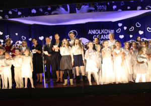 Wspólny śpiew aniołków i organizatorów akcji charytatywnej "Aniołkowe granie"