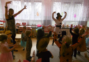 Dzieci naśladują ruchy bałwana i pantery.