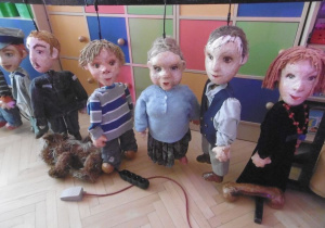 Osiem sycylijskich marionetek występujących w przedstawieniu 'Czarodziejskie-okulary".