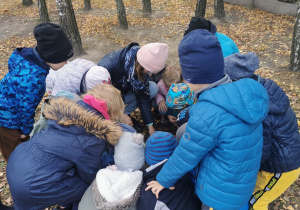 ZABAWY BADAWCZE Z LUPĄ W OGRODZIE PRZEDSZKOLNYM