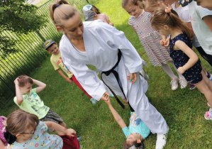 ZAJĘCIA SPORTOWE Z ELEMENTAMI KARATE Z MAMĄ SZYMONA2