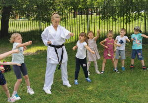 ZAJĘCIA SPORTOWE Z ELEMENTAMI KARATE Z MAMĄ SZYMONA3