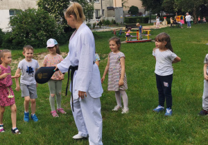 ZAJĘCIA SPORTOWE Z ELEMENTAMI KARATE Z MAMĄ SZYMONA7