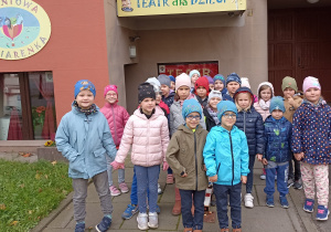 Dzieci stoją przed wejściem do Baśniowej Kawiarenki.