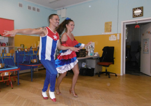 Tancerze z Kuby w strojach narodowych prezentują taniec