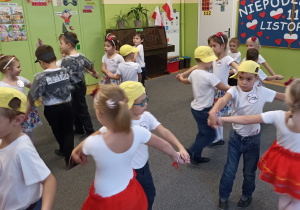 Dzieci w parach prezentują taniec.