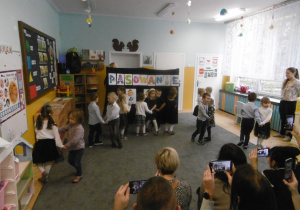 Dzieci w parach prezentują układ taneczny.
