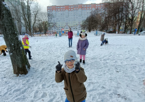 Dzieci bawią się na śniegu.