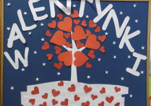Plakat z napisem Walentynki, ozdobiony serduszkami w kształcie drzewka..