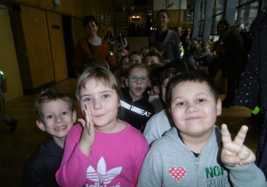 Dzieci z grupy 5 wchodzą na sale koncertową.