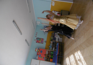 Baletnica w kostiumie nocy i druga w kostiumie dnia prezentują układ taneczny
