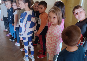 Dzieci stoją na szkolnym holu