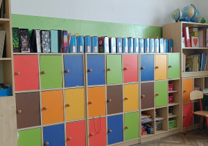 Kolorowe szafki indywidualne w sali lekcyjnej