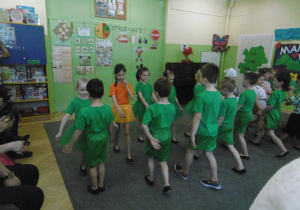 Chłopcy i dziewczynki tańczą taniec 10