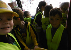 Grupa przedszkolaków jedzie tramwajem 4