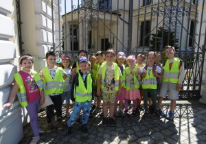 Dzieci stoją przed ogrodzeniem pałacu Herbsa 1