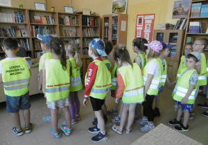 Dzieci stoja w bibliotece szkolnej 8