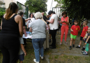 Weście na piknik, służby porządkowe zakładają dzieciom opaski na naddgarstek