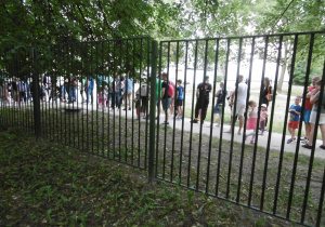 Kolejka uczestników Pikniku przedd wejściem na teren ogrodu przedszkolnego