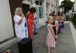 Przedstawicielka Rady Osiedla "Zarzew" wita zgromadzona społeczność osiedla "Zarzew'. Obok stoi pani dyrektor przedszkola.