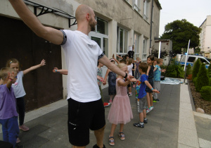 starszaki na tarasie ogrodu przedszkolnego tańczą walca.