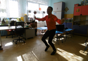 Tancerz Kubańczyk tańczy mambo.