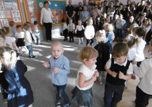 Dzieci tańczą indywidualnie