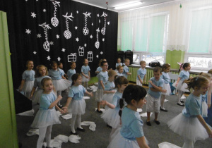Dzieci-chmurki tańczą na scenie.
