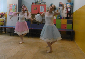 W sali dwie baletnice prezentują taniec