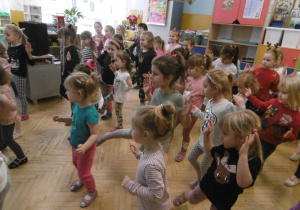 Dziewczynki na środku sali próbują tańczyć