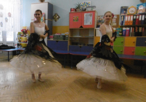 Baletnice prezentują taniec hiszpański.