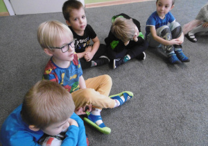 Dzieci z grupy IV obserwują kruka .