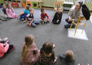 Dzieci z grupy IV słuchają ciekawostek o kruku.