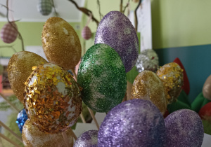 Malowane jajka brokatem