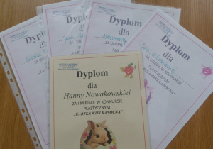 Pięć dyplomów uczestników konkursu "Kartka wielkanocna".