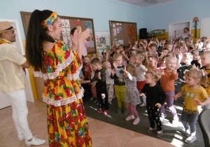 Dzieci klaszczą poddany rytm.