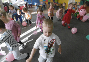 Dzieci zaganiają świnkę do zagrody.