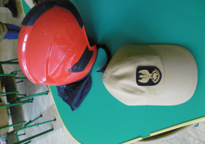 Kask i czapka strażaka.