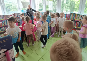 Dzieci oglądają księgozbiór la najmłodszych.