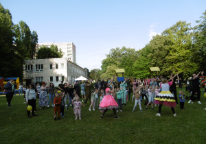 Taniec animatorek z rodzicami i dziećmi.