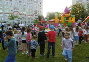 Uczestnicy pikniku przed dmuchańcami.