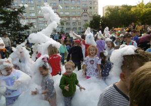 Radosne reakcje dzieci oblepionych pianą.