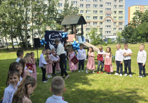 Pani dyrektor wręcza starszakom pamiątkowe upominki.