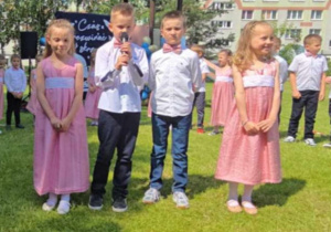 Grupa starszaków recytuje pożegnalne wiersze.
