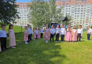Grupa starszaków żegna przedszkole.