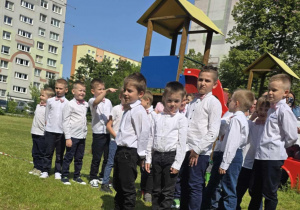 Grupa chłopców przygotowana o tańca.