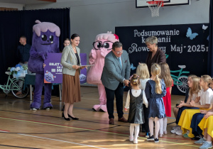 Gratulacje dzieciom składa przewodniczący Komisji Edukacji.