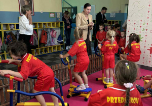 Pzedszkolaki trenują w siłowni na bieżni, stepperze, tweterze i rowerku.