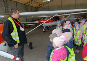 Przedszkolaki w hangarze szkółki lotniczej.